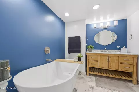 Bath - 4350 E Winchcomb Dr, Phoenix, AZ 85032 photo 1 of 3