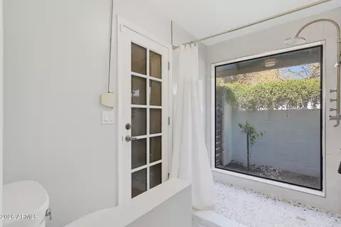 Bath - 4350 E Winchcomb Dr, Phoenix, AZ 85032 photo 2 of 3