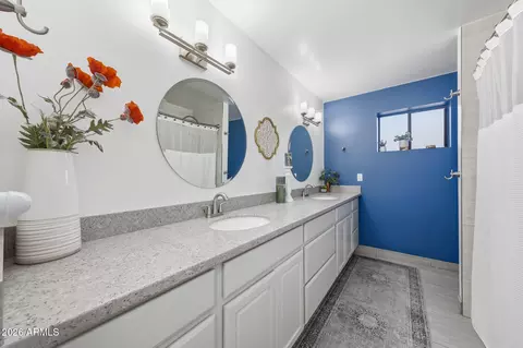 Bath - 4350 E Winchcomb Dr, Phoenix, AZ 85032 photo 3 of 3