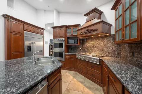 Kitchen - 522 W Marlette Ave, Phoenix, AZ 85013 photo 3 of 4