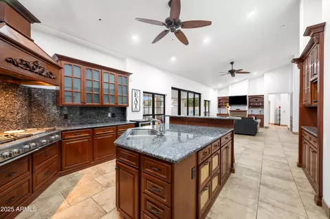 Kitchen - 522 W Marlette Ave, Phoenix, AZ 85013 photo 2 of 4