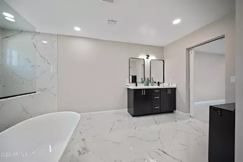 Bath - 106 El Camino Dr, Phoenix, AZ 85020 photo 2 of 8