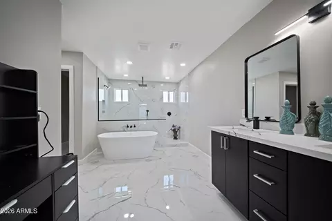 Bath - 106 El Camino Dr, Phoenix, AZ 85020 photo 7 of 8