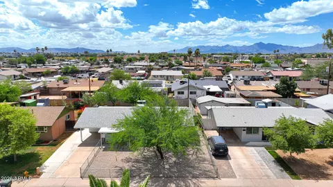 View/Area - 8201 W Earll Dr, Phoenix, AZ 85033 photo 3 of 8