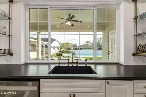 Kitchen - 2035 E Haven Cir S, Gilbert, AZ 85298 photo 6 of 10