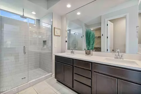 Bath - 2909 E Sands Dr, Phoenix, AZ 85050 photo 2 of 4