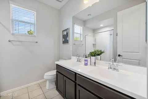 Bath - 2909 E Sands Dr, Phoenix, AZ 85050 photo 3 of 4
