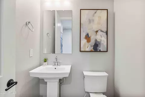 Bath - 2909 E Sands Dr, Phoenix, AZ 85050 photo 1 of 4