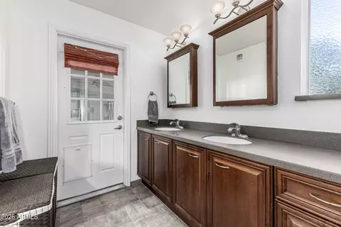 Bath - 3924 E Cortez St, Phoenix, AZ 85028 photo 1 of 5