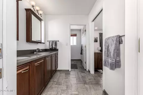 Bath - 3924 E Cortez St, Phoenix, AZ 85028 photo 2 of 5