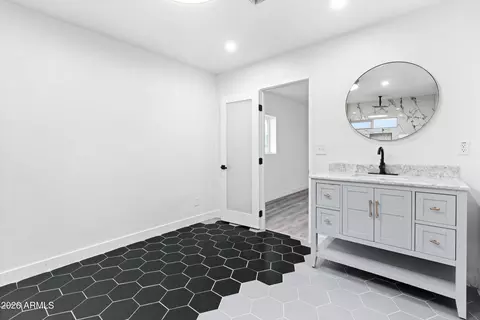 Bath - 2914 N 81st Ave, Phoenix, AZ 85033 photo 3 of 6