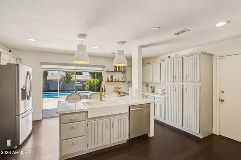 Kitchen - 709 E Winter Dr, Phoenix, AZ 85020 photo 3 of 4