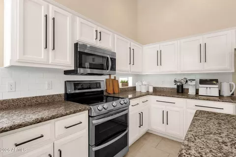 Kitchen - 1542 E Catamaran Dr, Gilbert, AZ 85234 photo 8 of 9