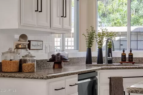 Kitchen - 1542 E Catamaran Dr, Gilbert, AZ 85234 photo 5 of 9