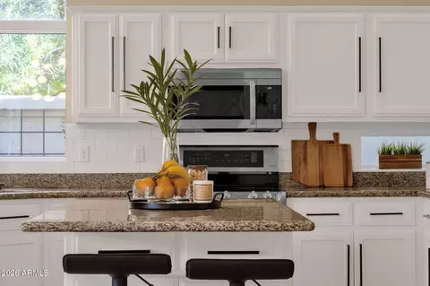Kitchen - 1542 E Catamaran Dr, Gilbert, AZ 85234 photo 2 of 9