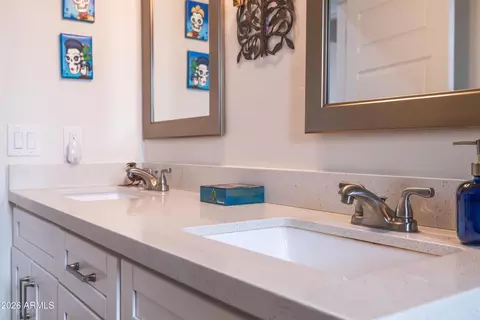 Bath - 1517 E Pinchot Ave, Phoenix, AZ 85014 photo 6 of 6