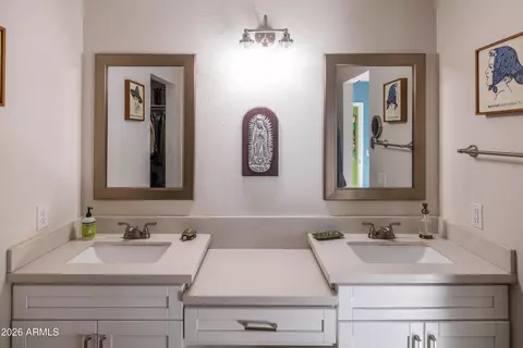Bath - 1517 E Pinchot Ave, Phoenix, AZ 85014 photo 2 of 6
