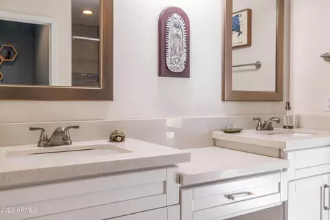 Bath - 1517 E Pinchot Ave, Phoenix, AZ 85014 photo 3 of 6