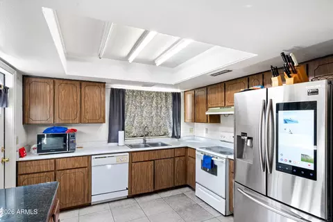 Kitchen - 2143 W Eugie Ave, Phoenix, AZ 85029 photo 2 of 3