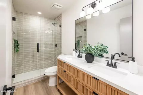 Bath - 1033 E Hearne Way, Gilbert, AZ 85234 photo 5 of 5