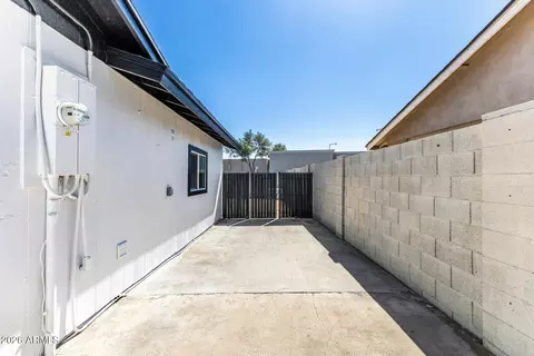 Exterior - 7613 W Devonshire Ave, Phoenix, AZ 85033 photo 10 of 10