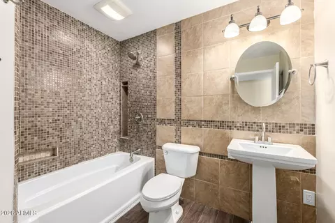 Bath - 7613 W Devonshire Ave, Phoenix, AZ 85033 photo 2 of 2