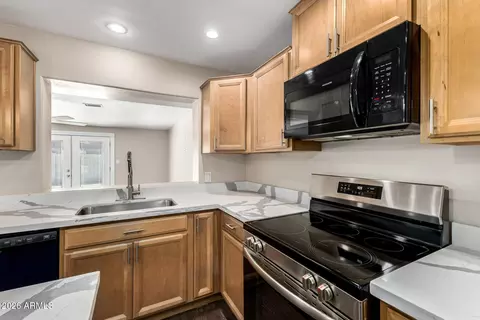 Kitchen - 7613 W Devonshire Ave, Phoenix, AZ 85033 photo 4 of 5