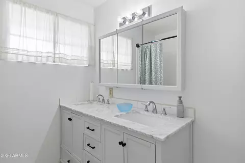 Bath - 3322 W Pierson St, Phoenix, AZ 85017 photo 5 of 5