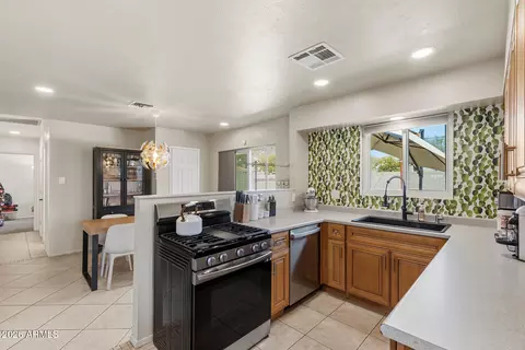 Kitchen - 808 E Cinnabar Ave, Phoenix, AZ 85020 photo 3 of 6