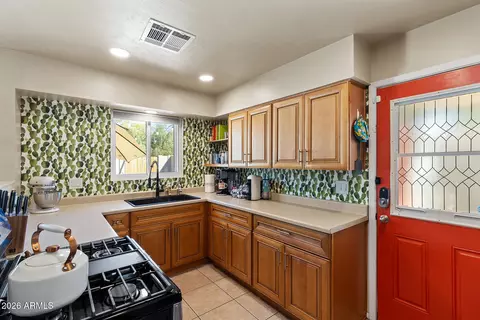 Kitchen - 808 E Cinnabar Ave, Phoenix, AZ 85020 photo 6 of 6