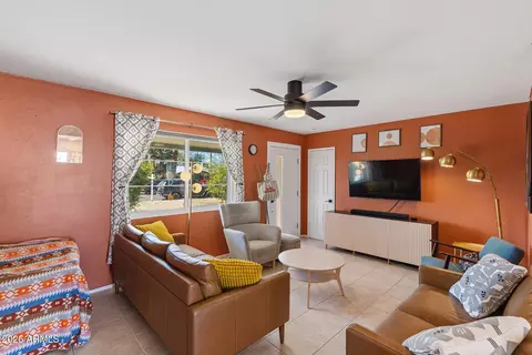 Living - 808 E Cinnabar Ave, Phoenix, AZ 85020 photo 4 of 5