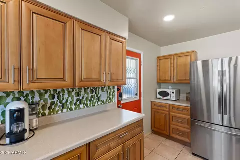 Kitchen - 808 E Cinnabar Ave, Phoenix, AZ 85020 photo 5 of 6