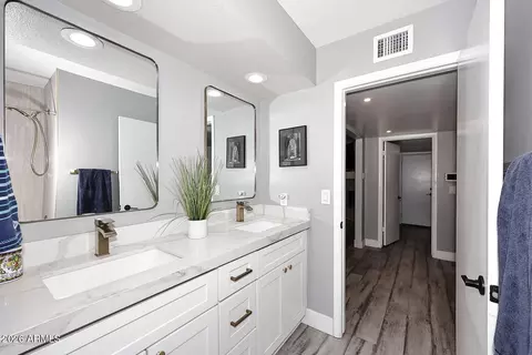 Bath - 4641 E Mountain View Rd, Phoenix, AZ 85028 photo 2 of 3
