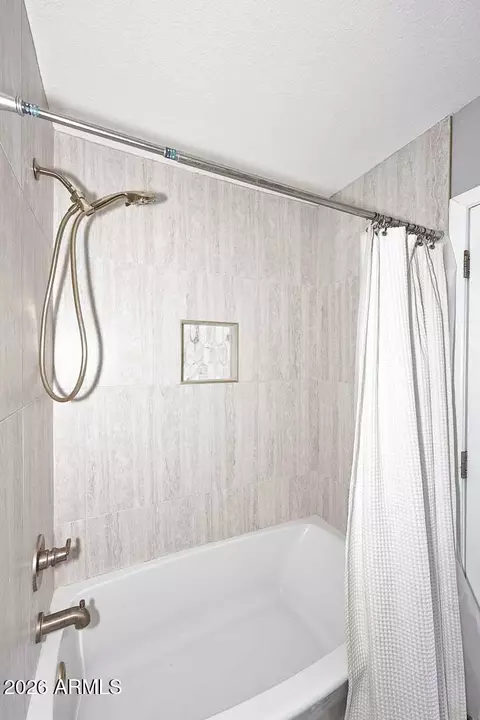 Bath - 4641 E Mountain View Rd, Phoenix, AZ 85028 photo 3 of 3