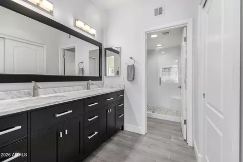 Bath - 1747 E Northern Ave #181, Phoenix, AZ 85020 photo 1 of 3