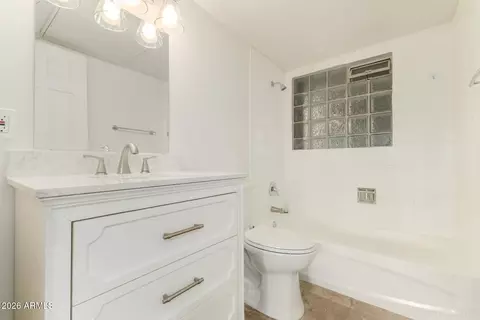 Bath - 351 E Thomas Rd #D104, Phoenix, AZ 85012 photo 1 of 1