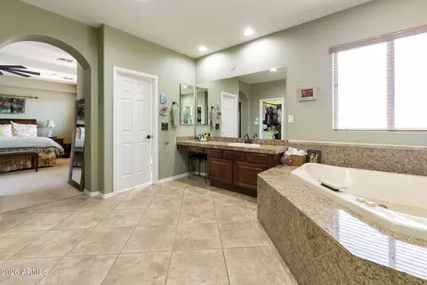 Bath - 3821 E Patrick Ln, Phoenix, AZ 85050 photo 3 of 7