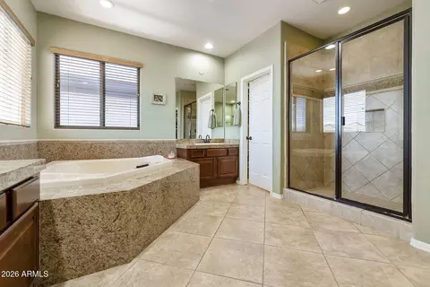 Bath - 3821 E Patrick Ln, Phoenix, AZ 85050 photo 2 of 7