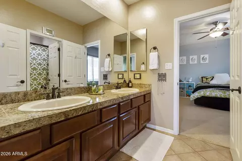 Bath - 3821 E Patrick Ln, Phoenix, AZ 85050 photo 4 of 7