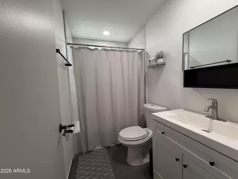 Bath - 2250 E Kathleen Rd, Phoenix, AZ 85022 photo 1 of 1