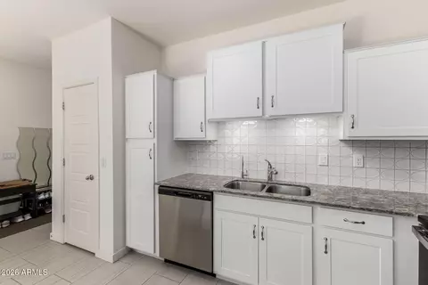 Kitchen - 2257 W Echo Ln, Phoenix, AZ 85021 photo 4 of 4