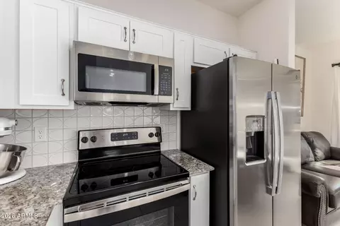 Kitchen - 2257 W Echo Ln, Phoenix, AZ 85021 photo 2 of 4