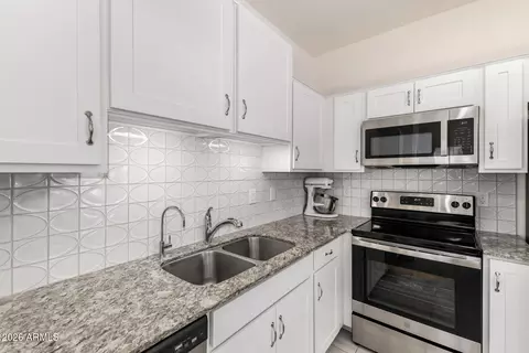 Kitchen - 2257 W Echo Ln, Phoenix, AZ 85021 photo 3 of 4