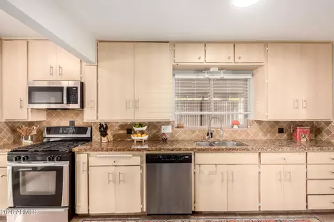 Kitchen - 4101 Edgemont Ave, Phoenix, AZ 85008 photo 2 of 3
