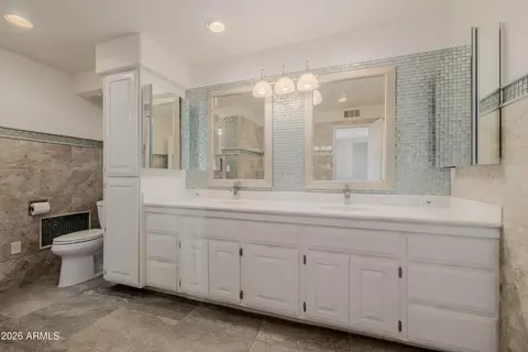 Bath - 2131 E Bethany Home Rd, Phoenix, AZ 85016 photo 4 of 15