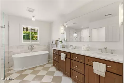 Bath - 4835 E Indianola Ave, Phoenix, AZ 85018 photo 6 of 9