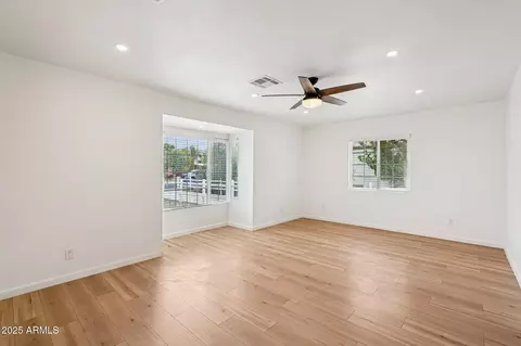 Living - 511 E Cheery Lynn Rd, Phoenix, AZ 85012 photo 2 of 2