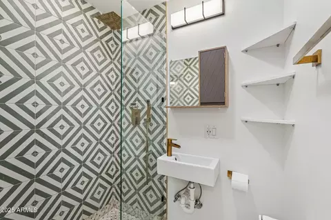 Bath - 511 E Cheery Lynn Rd, Phoenix, AZ 85012 photo 3 of 3