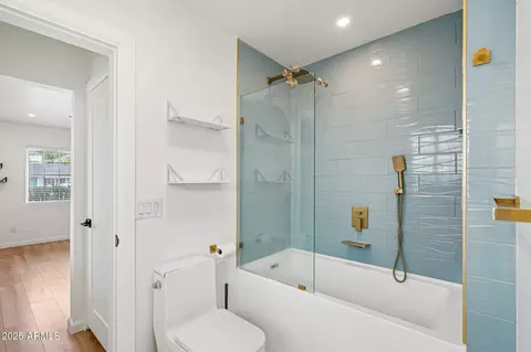 Bath - 511 E Cheery Lynn Rd, Phoenix, AZ 85012 photo 2 of 3