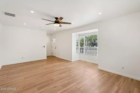 Living - 511 E Cheery Lynn Rd, Phoenix, AZ 85012 photo 1 of 2
